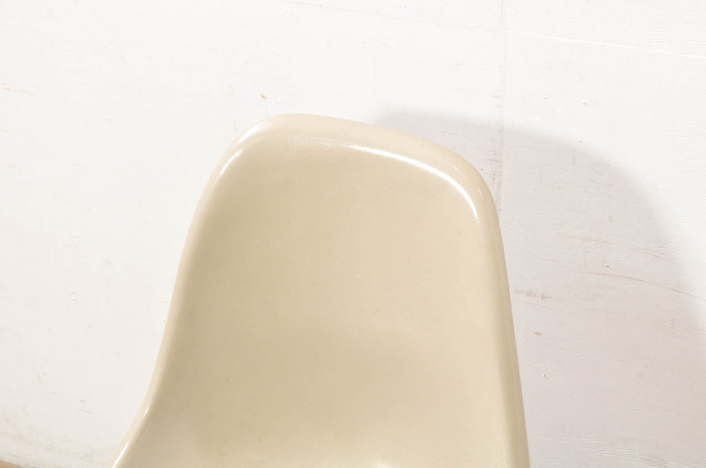アメリカビンテージ　Hermanmiller(ハーマンミラー社)　Charles & Ray Eames(チャールズ&レイ・イームズ)　シンプルで洗練されたフォルムがおしゃれなファイバーグラスサイドシェルチェア(ダイニングチェア、椅子、イス、ヴィンテージ)(R-080721)