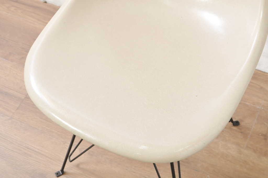 アメリカビンテージ　Hermanmiller(ハーマンミラー社)　Charles & Ray Eames(チャールズ&レイ・イームズ)　シンプルで洗練されたフォルムがおしゃれなファイバーグラスサイドシェルチェア(ダイニングチェア、椅子、イス、ヴィンテージ)(R-080721)