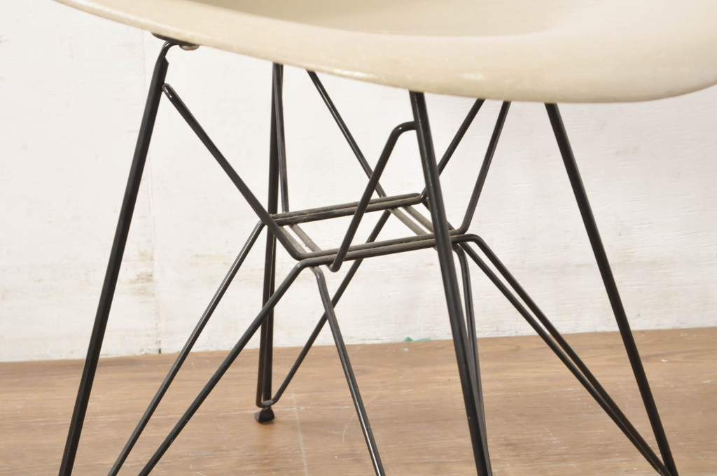 アメリカビンテージ　Hermanmiller(ハーマンミラー社)　Charles & Ray Eames(チャールズ&レイ・イームズ)　シンプルで洗練されたフォルムがおしゃれなファイバーグラスサイドシェルチェア(ダイニングチェア、椅子、イス、ヴィンテージ)(R-080721)