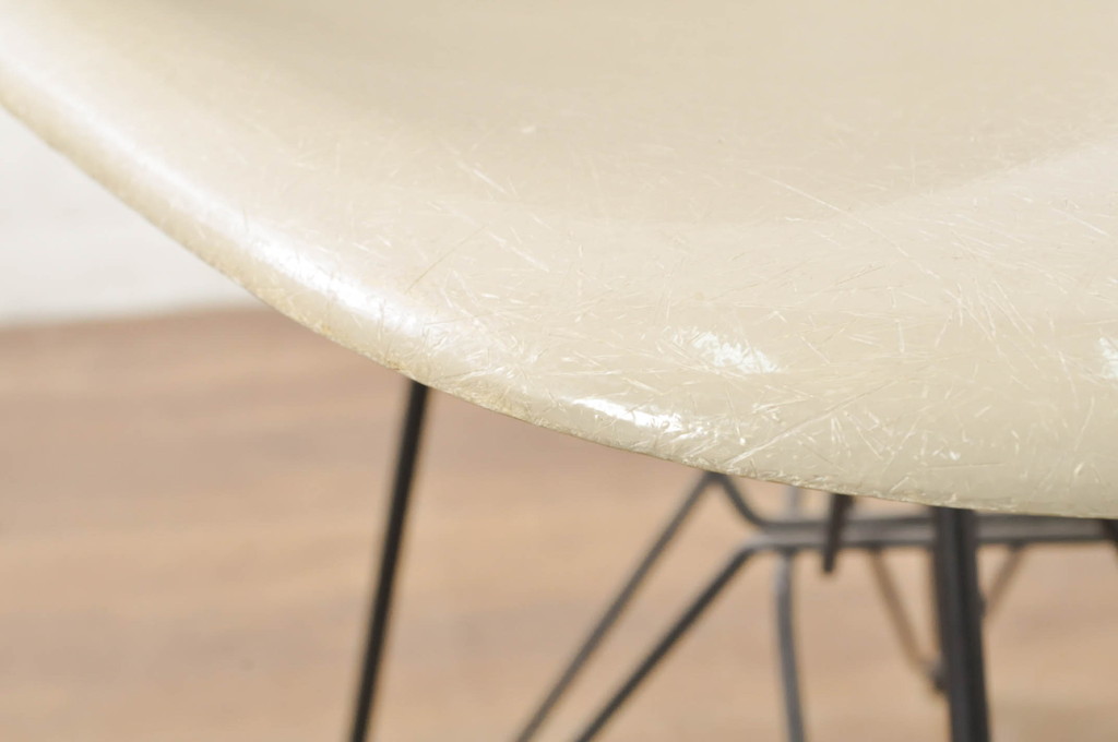 アメリカビンテージ　Hermanmiller(ハーマンミラー社)　Charles & Ray Eames(チャールズ&レイ・イームズ)　シンプルで洗練されたフォルムがおしゃれなファイバーグラスサイドシェルチェア(ダイニングチェア、椅子、イス、ヴィンテージ)(R-080721)