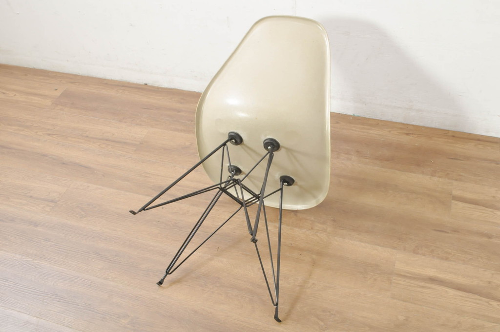 アメリカビンテージ　Hermanmiller(ハーマンミラー社)　Charles & Ray Eames(チャールズ&レイ・イームズ)　シンプルで洗練されたフォルムがおしゃれなファイバーグラスサイドシェルチェア(ダイニングチェア、椅子、イス、ヴィンテージ)(R-080721)
