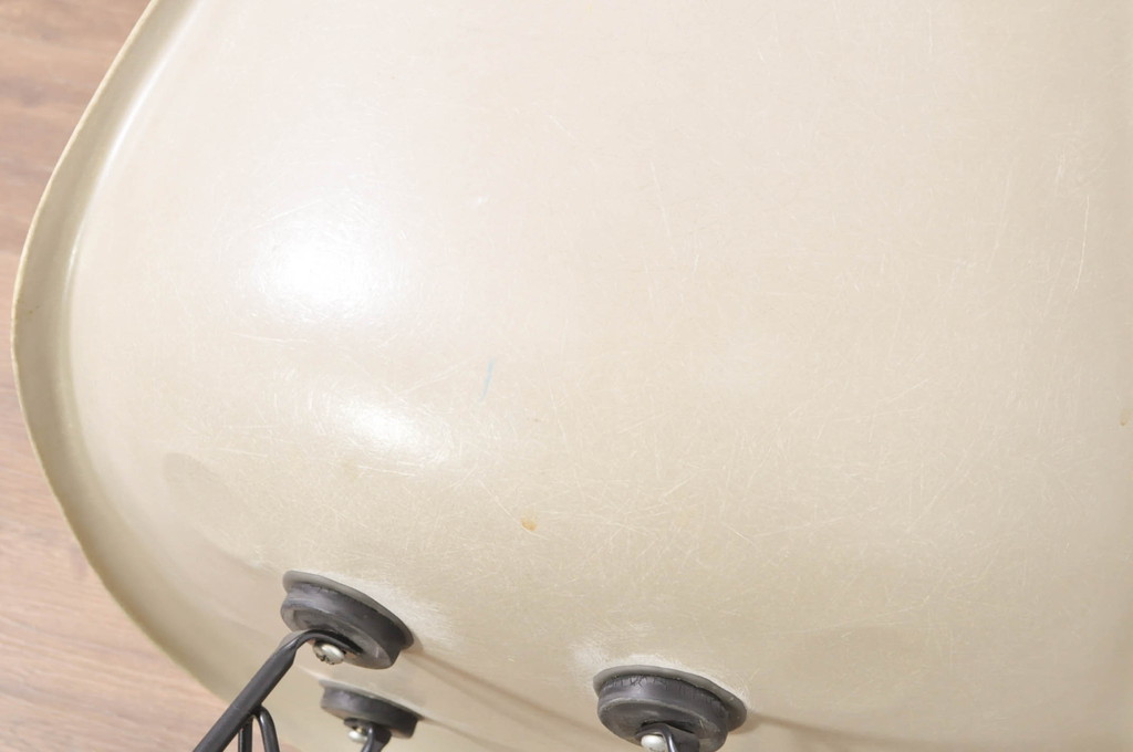 アメリカビンテージ　Hermanmiller(ハーマンミラー社)　Charles & Ray Eames(チャールズ&レイ・イームズ)　シンプルで洗練されたフォルムがおしゃれなファイバーグラスサイドシェルチェア(ダイニングチェア、椅子、イス、ヴィンテージ)(R-080721)