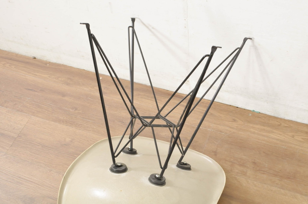 アメリカビンテージ　Hermanmiller(ハーマンミラー社)　Charles & Ray Eames(チャールズ&レイ・イームズ)　シンプルで洗練されたフォルムがおしゃれなファイバーグラスサイドシェルチェア(ダイニングチェア、椅子、イス、ヴィンテージ)(R-080721)