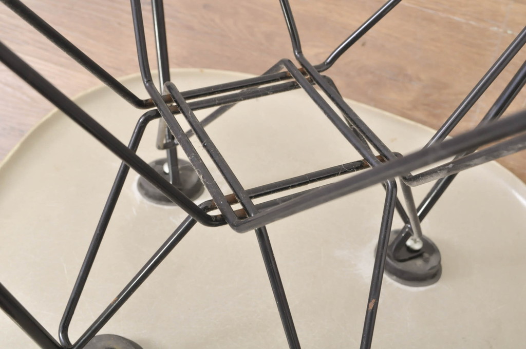 アメリカビンテージ　Hermanmiller(ハーマンミラー社)　Charles & Ray Eames(チャールズ&レイ・イームズ)　シンプルで洗練されたフォルムがおしゃれなファイバーグラスサイドシェルチェア(ダイニングチェア、椅子、イス、ヴィンテージ)(R-080721)