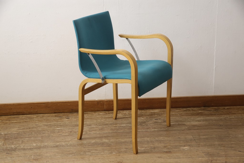 中古　イタリア　ジジ・サバディン(Gigi Sabadin)　スタイリッシュなデザインが素敵なアームチェア(定価約8万円)(椅子、イス)(R-058452)