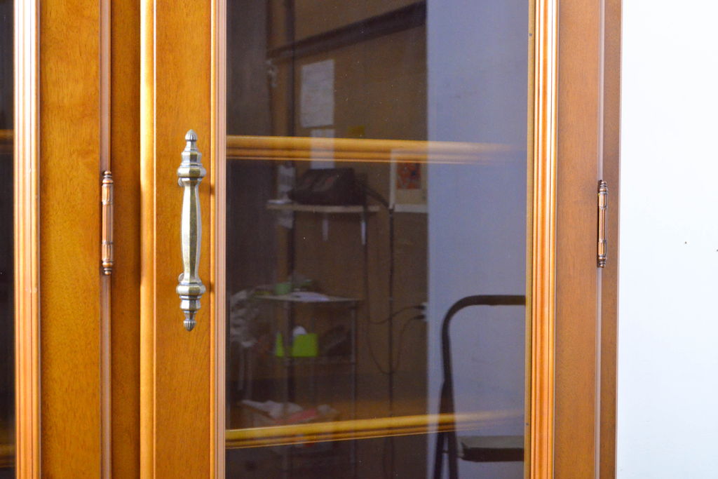 中古　美品　横浜クラシック家具　ダニエル(daniel)　希少モデル　気品と風格を兼ね備えたキャビネット(食器棚、収納棚、戸棚、カップボード、飾り棚)(R-062026)