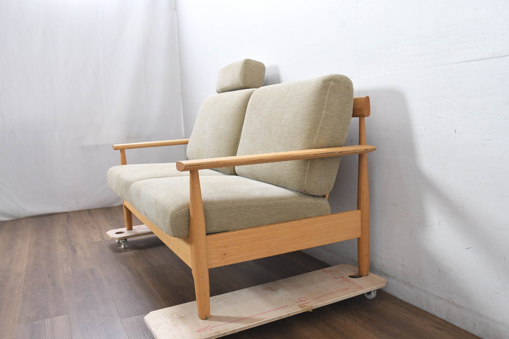 中古　美品　展示品　柏木工(KASHIWA)　ナラ材　CIGARRO(シガーロ)　木の温もりと曲線美が魅力的なヘッドレスト2人掛けソファ(2P、二人掛け、ツーシーター、ラブソファ)(定価約26万円)(R-083352)