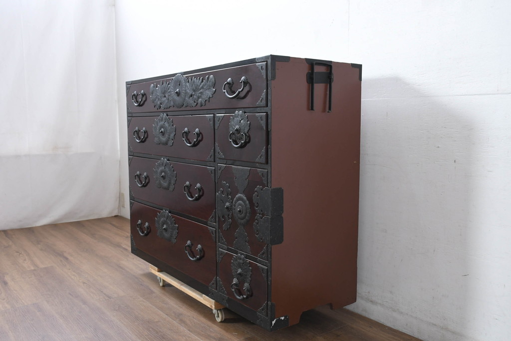 中古　美品!!　国産職人手作り　専門店にて塗り直し済み!!　前面欅(ケヤキ)材　無垢　手打ち金(菊花)　木の表情が楽しめる、艶やかな木地呂塗りの仙台箪笥(衣装箪笥、整理箪笥、収納たんす、和タンス、引き出し、サイドチェスト、サイドボード)(R-083217)