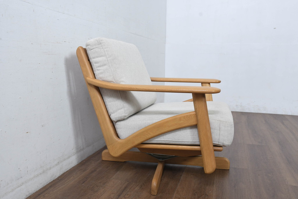 中古　美品　HAMAMOTO(浜本工芸)　ナラ材　和・洋どちらの空間にも取り入れやすい回転リビングチェア(イージーチェア、ダイニングチェア、回転ソファ、アームチェア、回転椅子、イス、回転チェア)(定価約12万円)(R-083353)