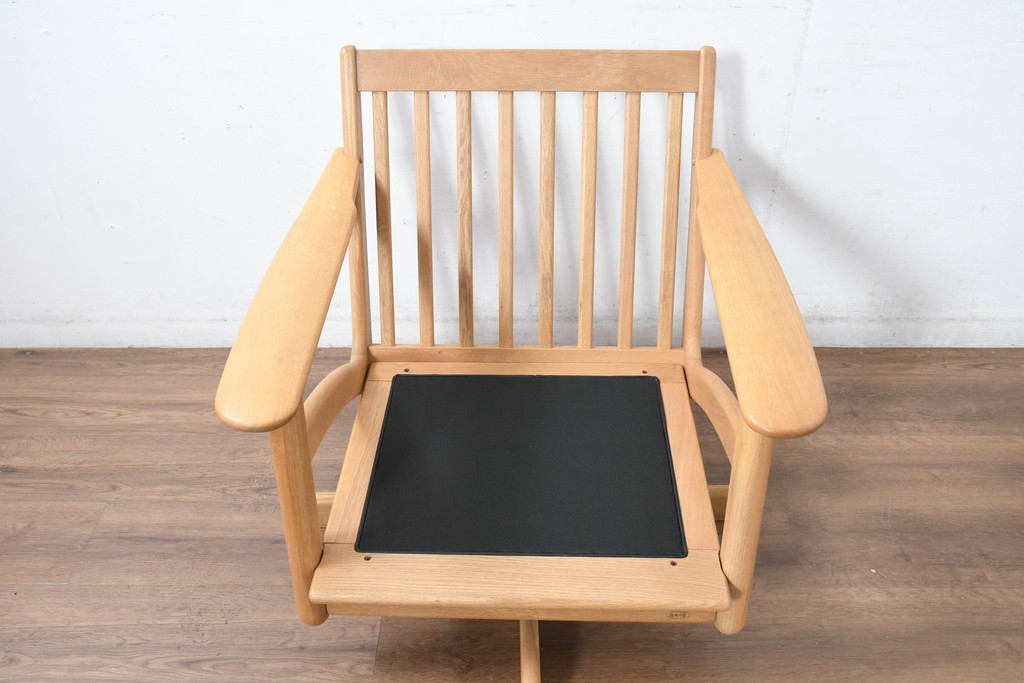 中古　美品　HAMAMOTO(浜本工芸)　ナラ材　和・洋どちらの空間にも取り入れやすい回転リビングチェア(イージーチェア、ダイニングチェア、回転ソファ、アームチェア、回転椅子、イス、回転チェア)(定価約12万円)(R-083353)