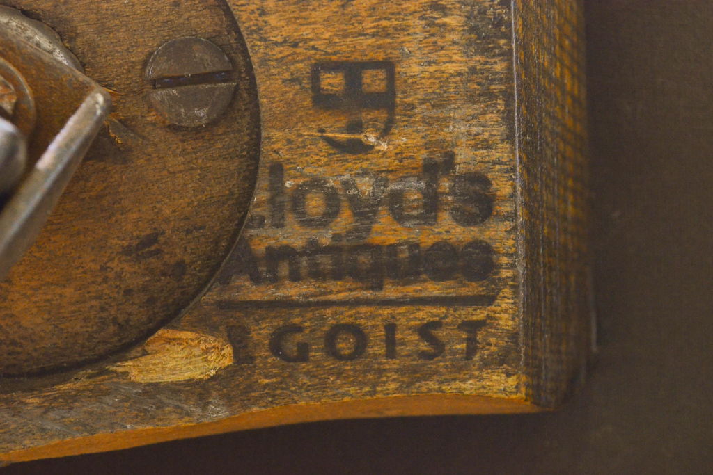 イギリスアンティーク　Lloyd’s Antiques(ロイズ・アンティークス)　モダンデザイン　彫刻　脚やアームの凝ったつくりと、丸みを帯びたフォルムが目を引く3人掛けソファ(アームソファ、三人掛けソファ、3P、トリプルソファ)(R-062230)