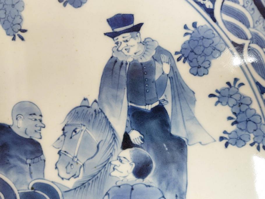 江戸期　太明成化年製　古伊万里　染付　蛸唐草　南蛮人　南蛮船　約58cm　1尺9寸　細部まで丁寧に描かれた跳躍感ある表現が目を引く大皿(馬、人物、舟、風景、和皿、和食器、尺皿、一尺九寸)(R-083552)