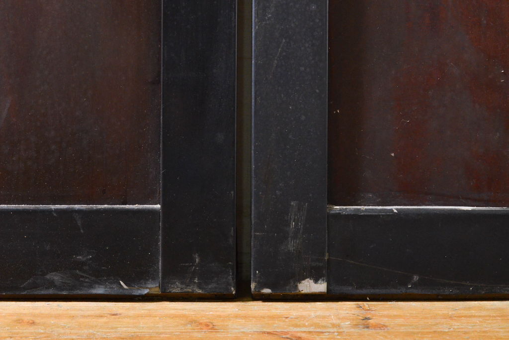 アンティーク建具　漆塗り　明治期より歴史を刻んだ風合いが魅力の帯戸2枚セット(引き戸、板戸、玄関戸、建具)(R-062743)