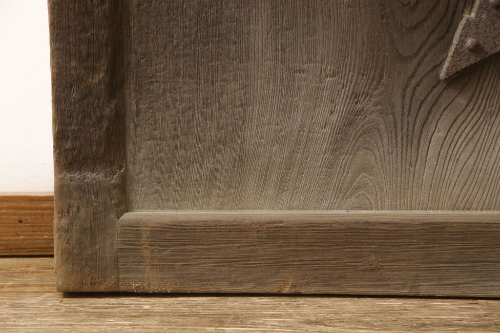 和製アンティーク　欅(ケヤキ)材　一枚板　取り入れやすいサイズがいいね!大きな蝶番金具の付いた扉1枚(ドア、蔵戸、玄関戸、門扉)(R-062541)