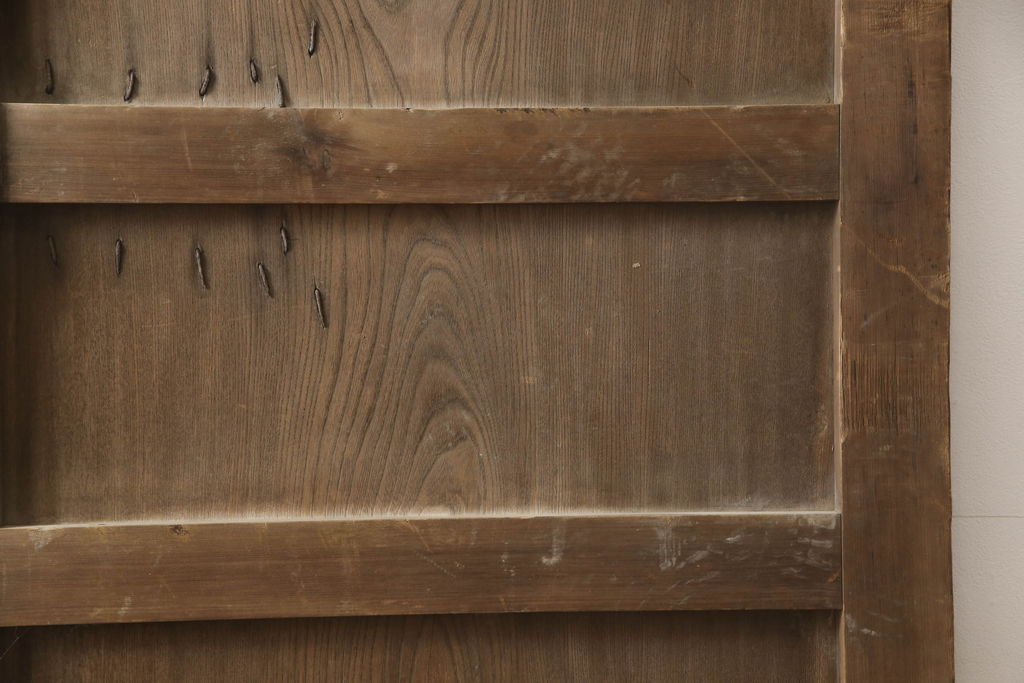 和製アンティーク　欅(ケヤキ)材　一枚板　取り入れやすいサイズがいいね!大きな蝶番金具の付いた扉1枚(ドア、蔵戸、玄関戸、門扉)(R-062541)