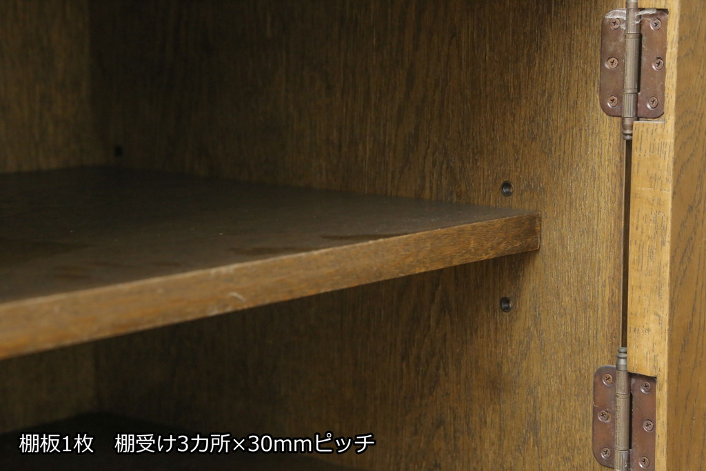 和製ビンテージ　神戸洋家具　オーク材　シックな佇まいが魅力的な彫刻入りサイドボード(サイドキャビネット、テレビ台、テレボビボード、収納棚、戸棚、飾り棚、ヴィンテージ)(R-076662)