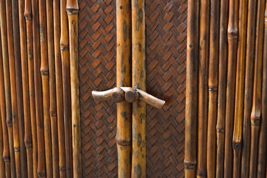和製ビンテージ　工芸家具　繊細な造り込みの、虎斑竹(トラフダケ)と網代の飾り棚(茶棚、茶箪笥、収納棚、ヴィンテージ)(R-058340)
