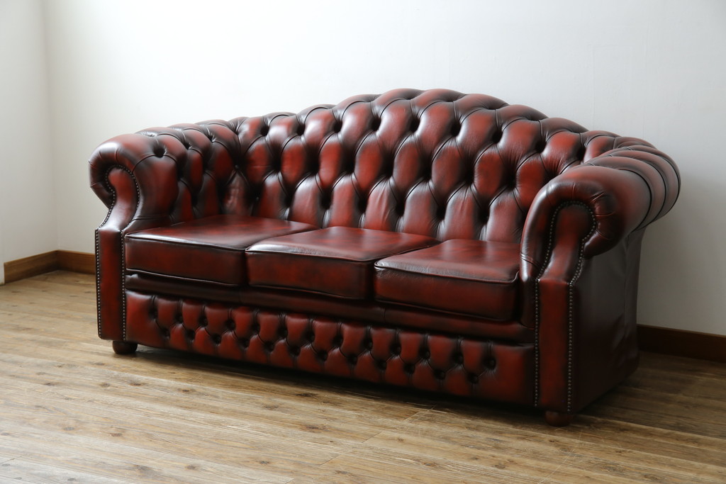 中古　イギリスハンドメイド　DISTINCTIVE CHESTERFIELDS(ディスティンクティブ・チェスターフィールド)　BUCKINGHAM(バッキンガム)　本革(レザー)　アーチ形の背もたれが印象的な3シーターチェスターフィールドソファ(三人掛け、3P、アームソファ、英国)(R-079523)