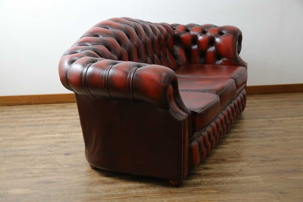 中古　イギリスハンドメイド　DISTINCTIVE CHESTERFIELDS(ディスティンクティブ・チェスターフィールド)　BUCKINGHAM(バッキンガム)　本革(レザー)　アーチ形の背もたれが印象的な3シーターチェスターフィールドソファ(三人掛け、3P、アームソファ、英国)(R-079523)