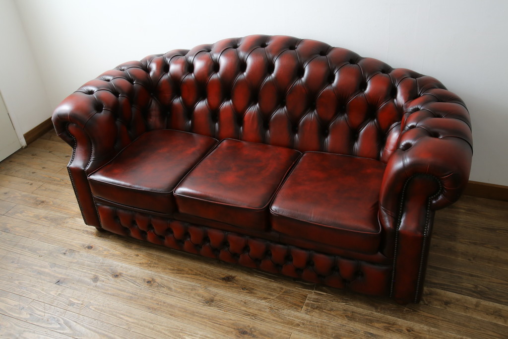 中古　イギリスハンドメイド　DISTINCTIVE CHESTERFIELDS(ディスティンクティブ・チェスターフィールド)　BUCKINGHAM(バッキンガム)　本革(レザー)　アーチ形の背もたれが印象的な3シーターチェスターフィールドソファ(三人掛け、3P、アームソファ、英国)(R-079523)