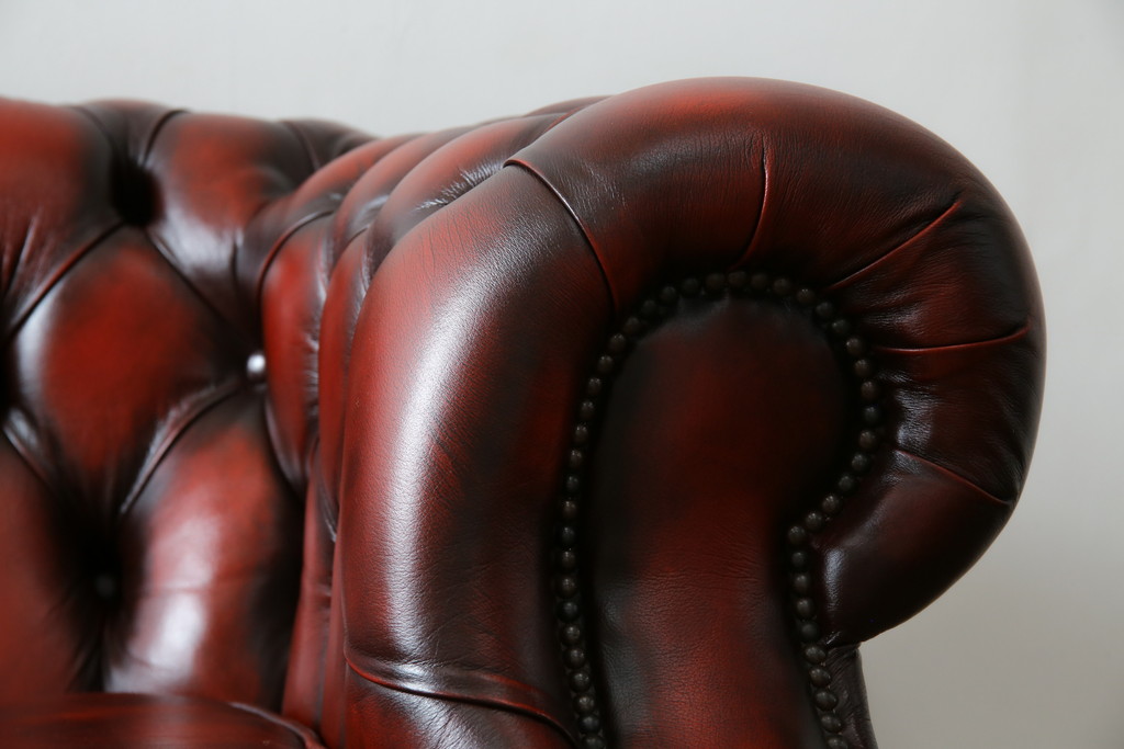 中古　イギリスハンドメイド　DISTINCTIVE CHESTERFIELDS(ディスティンクティブ・チェスターフィールド)　BUCKINGHAM(バッキンガム)　本革(レザー)　アーチ形の背もたれが印象的な3シーターチェスターフィールドソファ(三人掛け、3P、アームソファ、英国)(R-079523)