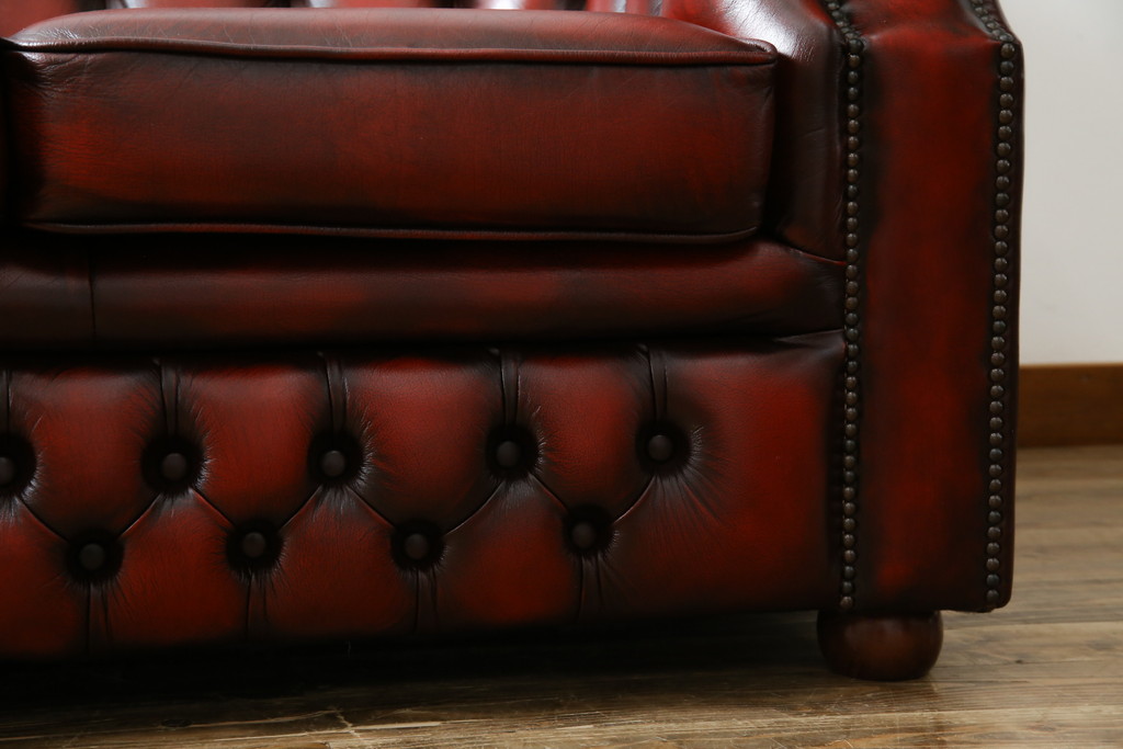 中古　イギリスハンドメイド　DISTINCTIVE CHESTERFIELDS(ディスティンクティブ・チェスターフィールド)　BUCKINGHAM(バッキンガム)　本革(レザー)　アーチ形の背もたれが印象的な3シーターチェスターフィールドソファ(三人掛け、3P、アームソファ、英国)(R-079523)