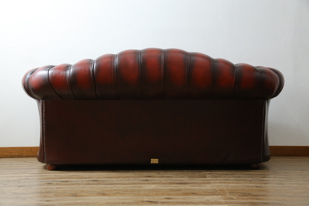 中古　イギリスハンドメイド　DISTINCTIVE CHESTERFIELDS(ディスティンクティブ・チェスターフィールド)　BUCKINGHAM(バッキンガム)　本革(レザー)　アーチ形の背もたれが印象的な3シーターチェスターフィールドソファ(三人掛け、3P、アームソファ、英国)(R-079523)