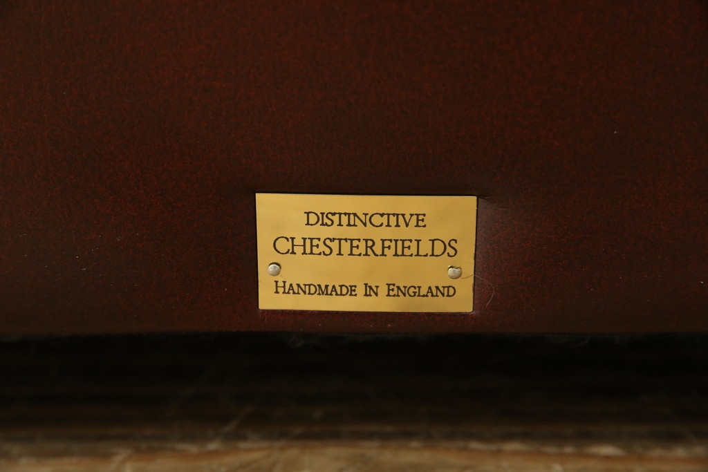 中古　イギリスハンドメイド　DISTINCTIVE CHESTERFIELDS(ディスティンクティブ・チェスターフィールド)　BUCKINGHAM(バッキンガム)　本革(レザー)　アーチ形の背もたれが印象的な3シーターチェスターフィールドソファ(三人掛け、3P、アームソファ、英国)(R-079523)