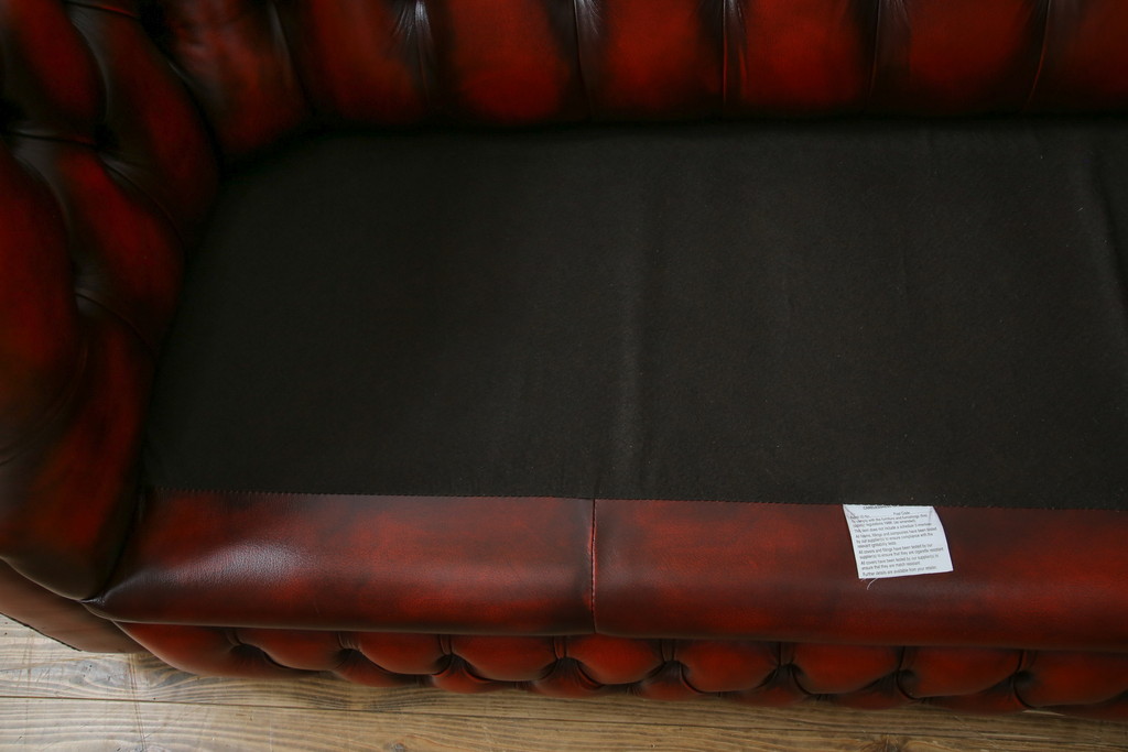 中古　イギリスハンドメイド　DISTINCTIVE CHESTERFIELDS(ディスティンクティブ・チェスターフィールド)　BUCKINGHAM(バッキンガム)　本革(レザー)　アーチ形の背もたれが印象的な3シーターチェスターフィールドソファ(三人掛け、3P、アームソファ、英国)(R-079523)