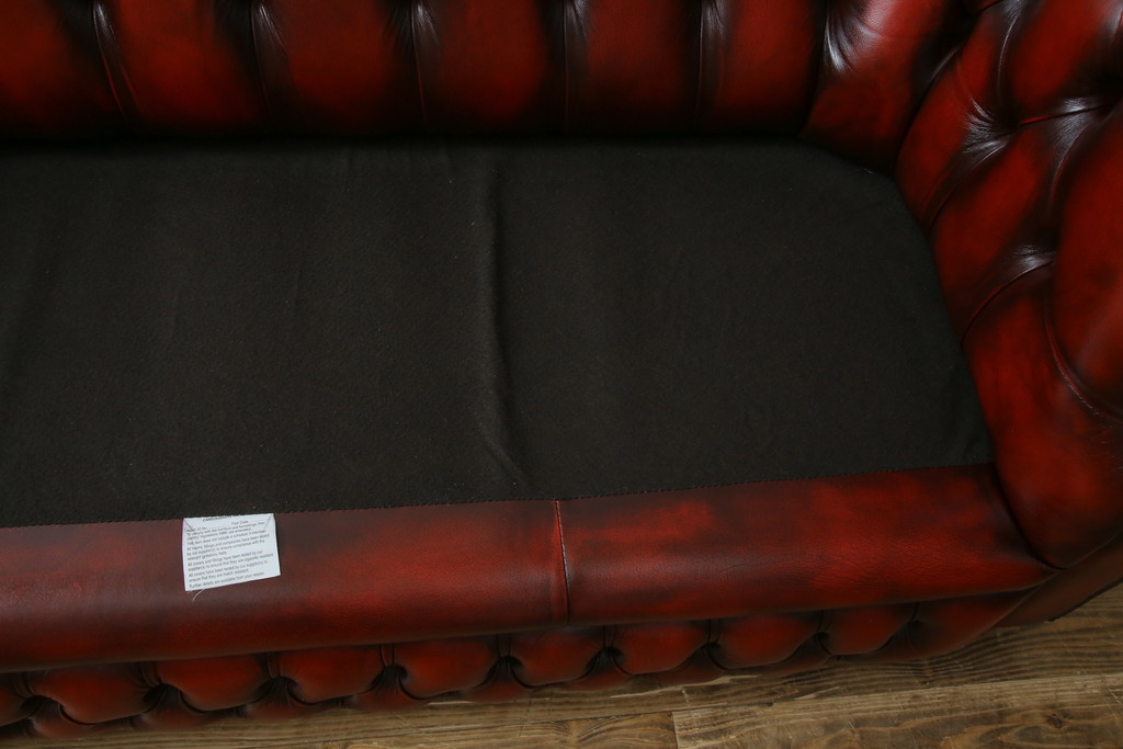 中古　イギリスハンドメイド　DISTINCTIVE CHESTERFIELDS(ディスティンクティブ・チェスターフィールド)　BUCKINGHAM(バッキンガム)　本革(レザー)　アーチ形の背もたれが印象的な3シーターチェスターフィールドソファ(三人掛け、3P、アームソファ、英国)(R-079523)