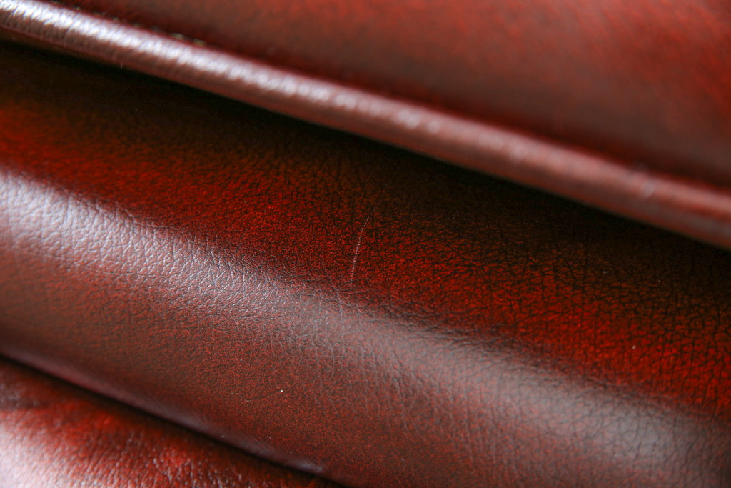中古　イギリスハンドメイド　DISTINCTIVE CHESTERFIELDS(ディスティンクティブ・チェスターフィールド)　BUCKINGHAM(バッキンガム)　本革(レザー)　アーチ形の背もたれが印象的な3シーターチェスターフィールドソファ(三人掛け、3P、アームソファ、英国)(R-079523)