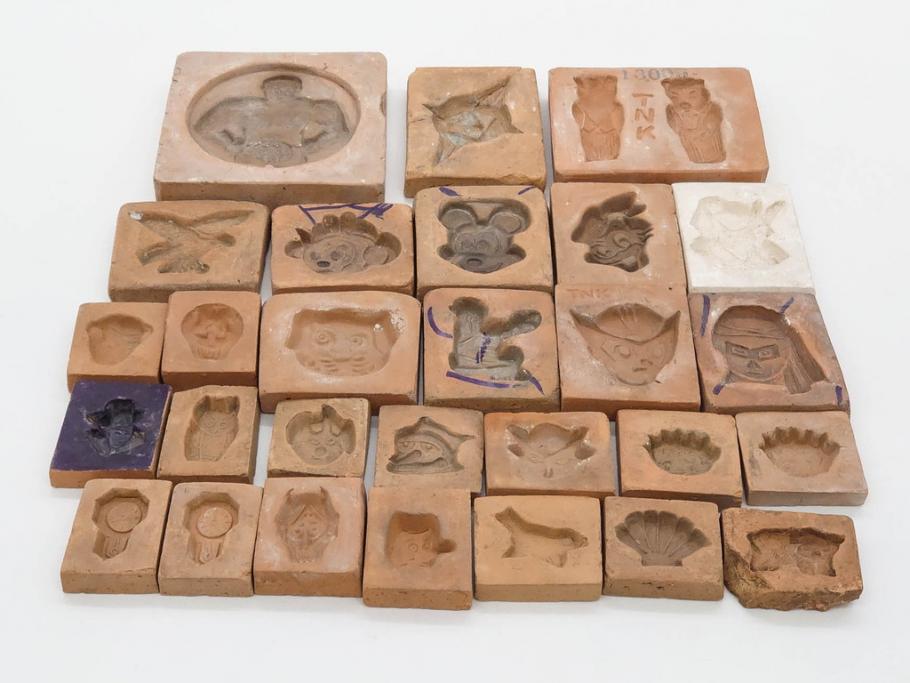 当時物　泥面子の型28点セット(泥めんこ、土人形、郷土玩具、メンコ、ミッキー、ドナルド、ブタ、TNK、アニメ、キャラクター、フクロウ、天狗)(R-083563)