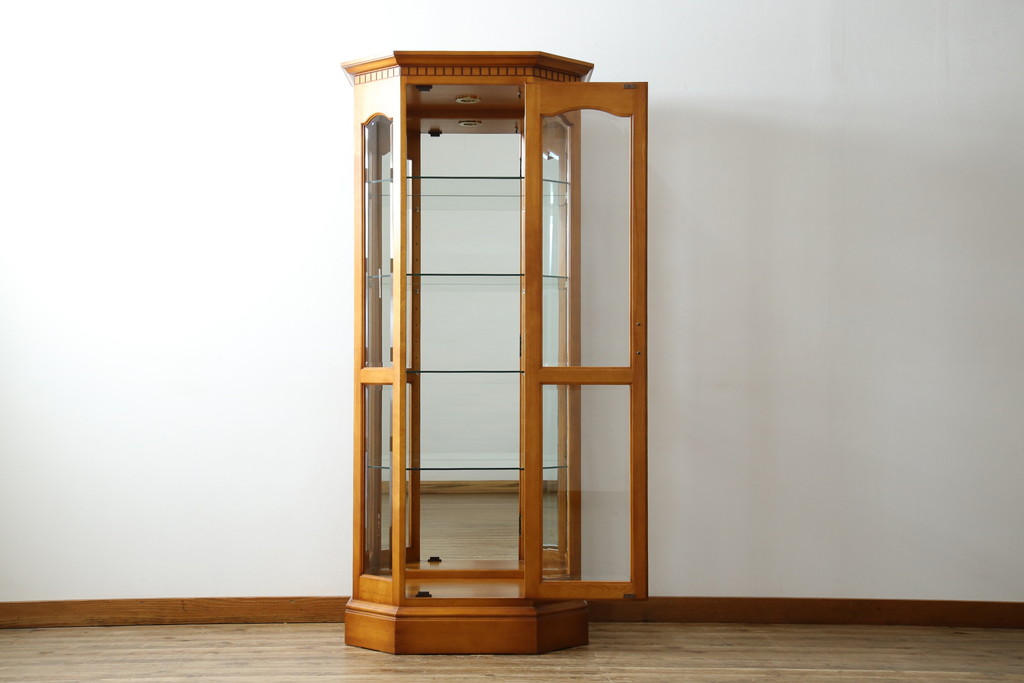 中古　横浜クラシック家具　ダニエル(Daniel)　アーリーアメリカン　A-214　温かみのある空間を演出するキュリオケース(ガラスケース、ショーケース、コレクションケース、ディスプレイケース、キャビネット、飾り棚、戸棚、収納棚、店舗什器)(定価約97万6千円)(R-080345)