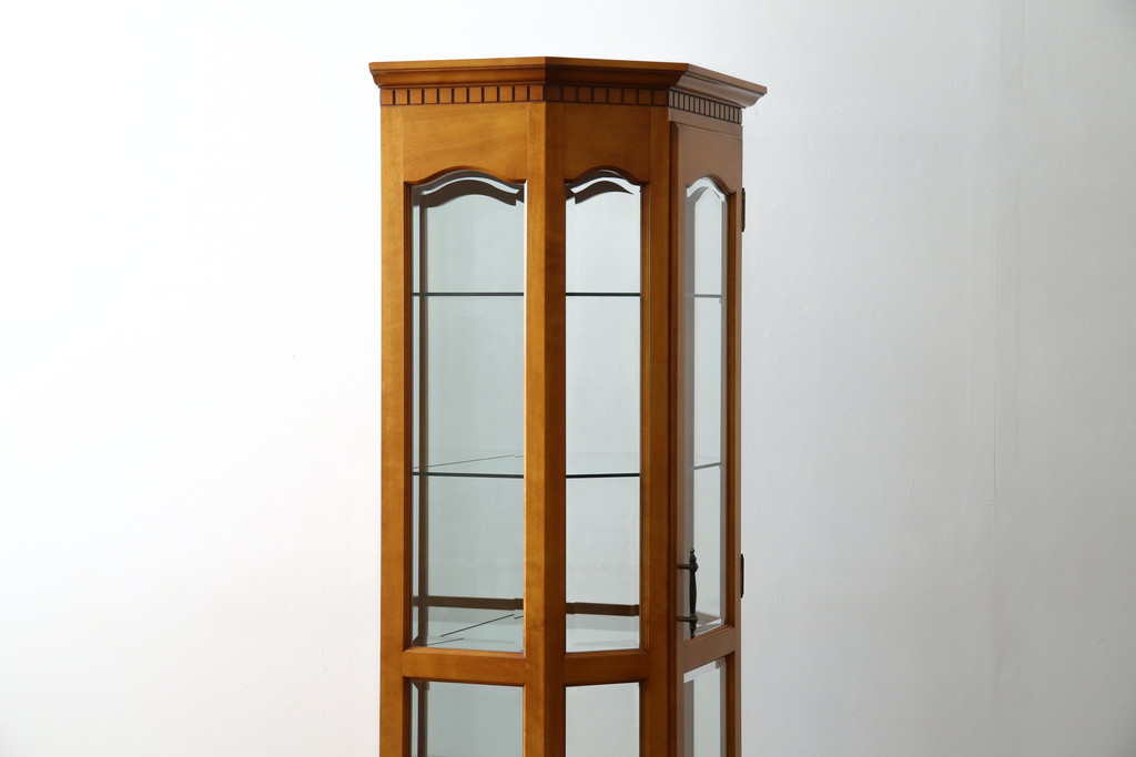中古　横浜クラシック家具　ダニエル(Daniel)　アーリーアメリカン　A-214　温かみのある空間を演出するキュリオケース(ガラスケース、ショーケース、コレクションケース、ディスプレイケース、キャビネット、飾り棚、戸棚、収納棚、店舗什器)(定価約97万6千円)(R-080345)