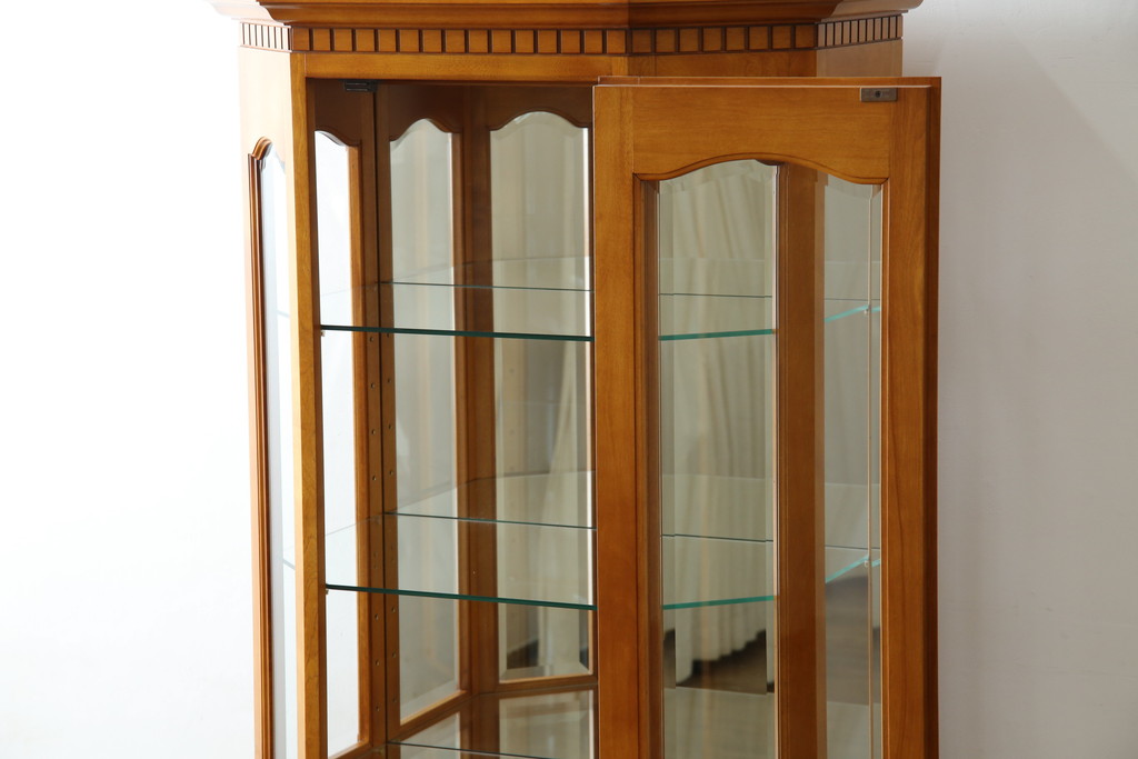 中古　横浜クラシック家具　ダニエル(Daniel)　アーリーアメリカン　A-214　温かみのある空間を演出するキュリオケース(ガラスケース、ショーケース、コレクションケース、ディスプレイケース、キャビネット、飾り棚、戸棚、収納棚、店舗什器)(定価約97万6千円)(R-080345)