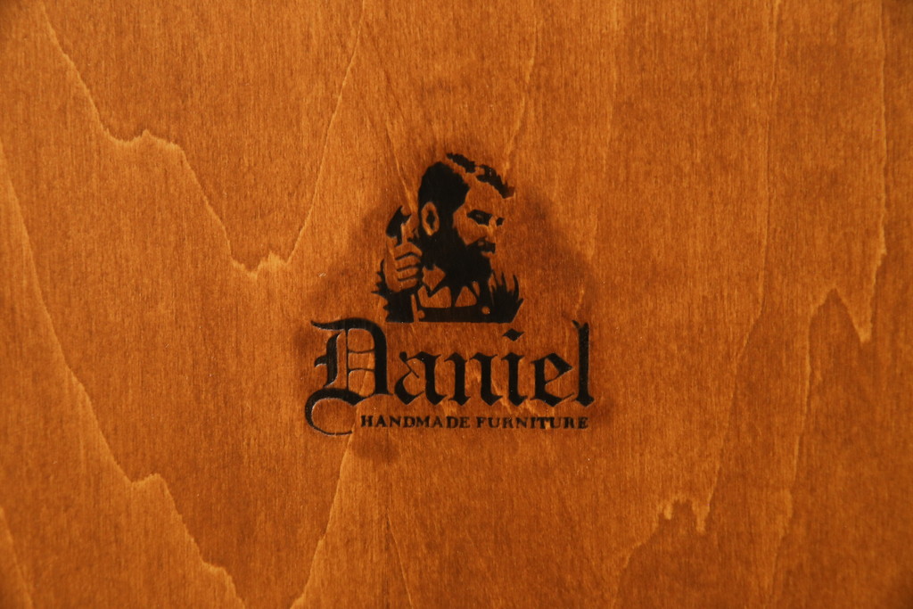 中古　横浜クラシック家具　ダニエル(Daniel)　アーリーアメリカン　A-214　温かみのある空間を演出するキュリオケース(ガラスケース、ショーケース、コレクションケース、ディスプレイケース、キャビネット、飾り棚、戸棚、収納棚、店舗什器)(定価約97万6千円)(R-080345)