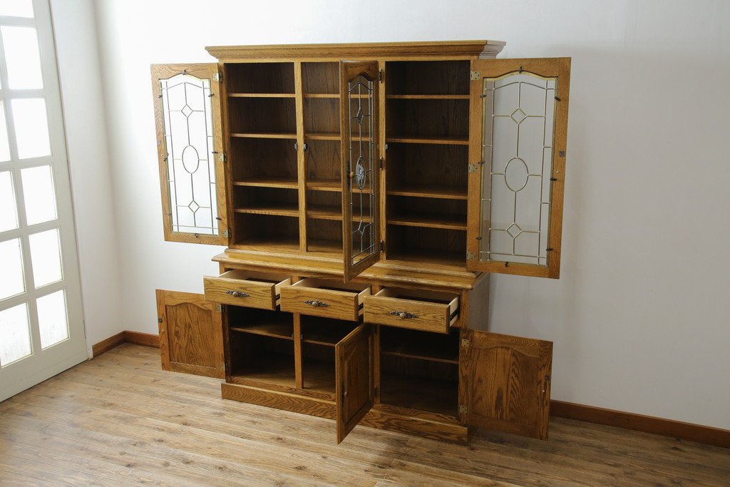中古　美品　アメリカ輸入家具　オールドカントリーデザイン　ステンドグラス入り　温かみのある雰囲気と上品な佇まいが魅力のキャビネット(飾り棚、食器棚、収納棚、戸棚、カップボード)(定価約45万円)(R-082507)