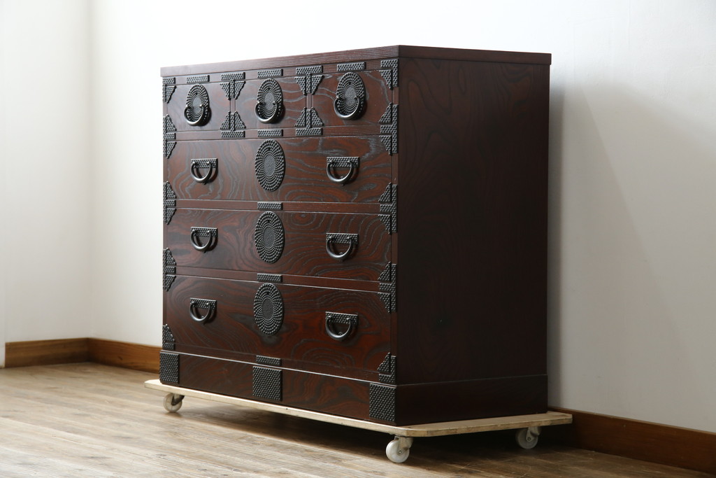 中古　美品　岩谷堂箪笥　漆塗り　あられ紋様の金具が目を惹く、和モダンな空間づくりにおすすめの整理箪笥(引き出し、衣装箪笥、収納たんす、和タンス、サイドチェスト)(R-083323)