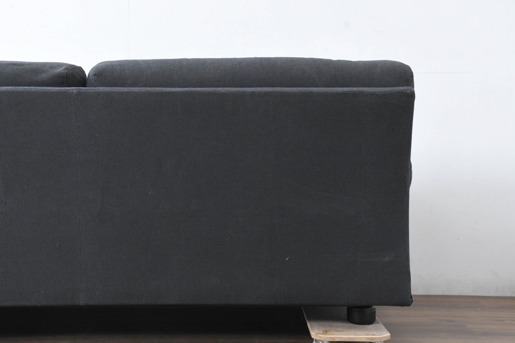 中古　イタリア　Cassina(カッシーナ)　ヴィコ・マジストレッティデザイン　名作「ドネガル(Donegal)」　2.5人掛けソファ(2P、2.5P、3P、2人掛け、3人掛け、アームソファ)(定価約45万円)(R-083524)