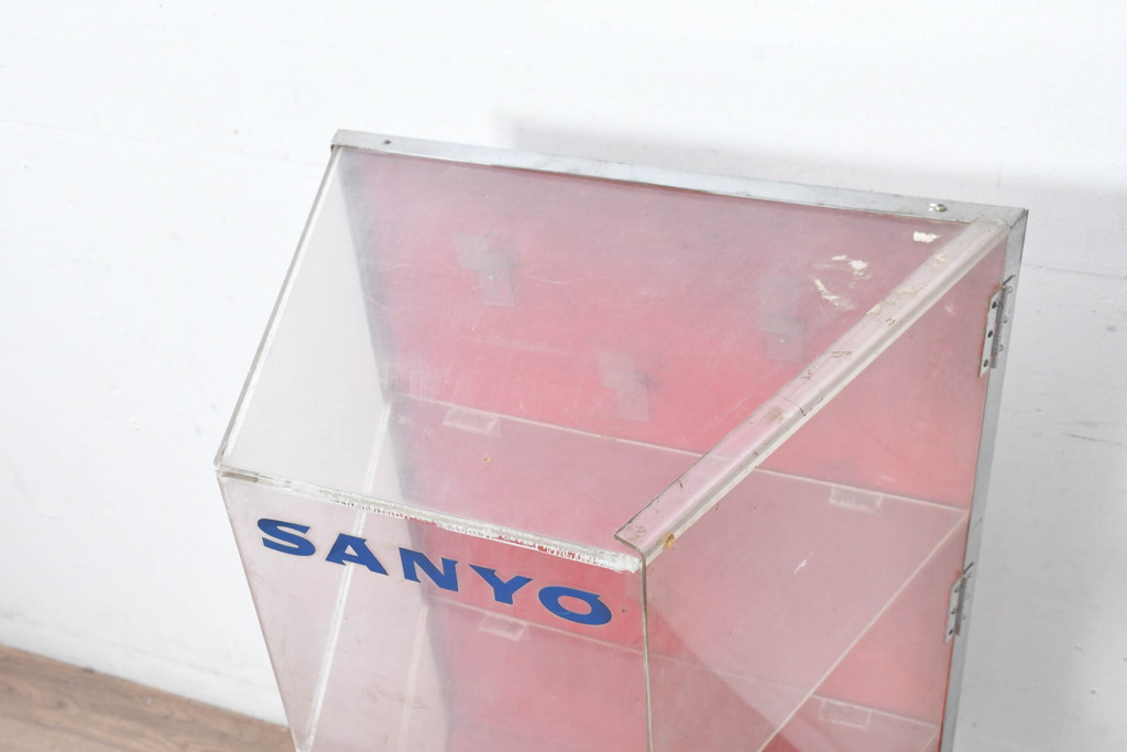 和製ビンテージ　激レア　希少!!　昭和レトロ　SANYOのロゴ入り　鉄脚×プラスチック　懐かしさとインダストリアルな雰囲気が絶妙にマッチした展示ディスプレイケース(ショーケース、コレクションケース、飾り棚、店舗什器)(R-083511)