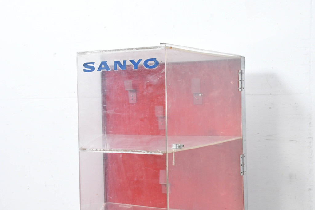 和製ビンテージ　激レア　希少!!　昭和レトロ　SANYOのロゴ入り　鉄脚×プラスチック　懐かしさとインダストリアルな雰囲気が絶妙にマッチした展示ディスプレイケース(ショーケース、コレクションケース、飾り棚、店舗什器)(R-083511)