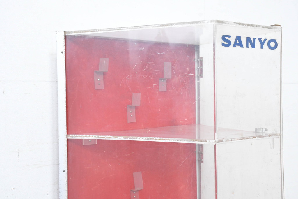 和製ビンテージ　激レア　希少!!　昭和レトロ　SANYOのロゴ入り　鉄脚×プラスチック　懐かしさとインダストリアルな雰囲気が絶妙にマッチした展示ディスプレイケース(ショーケース、コレクションケース、飾り棚、店舗什器)(R-083511)