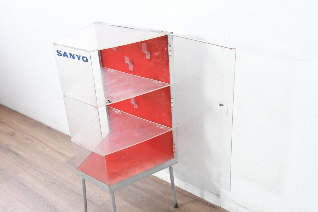 和製ビンテージ　激レア　希少!!　昭和レトロ　SANYOのロゴ入り　鉄脚×プラスチック　懐かしさとインダストリアルな雰囲気が絶妙にマッチした展示ディスプレイケース(ショーケース、コレクションケース、飾り棚、店舗什器)(R-083511)