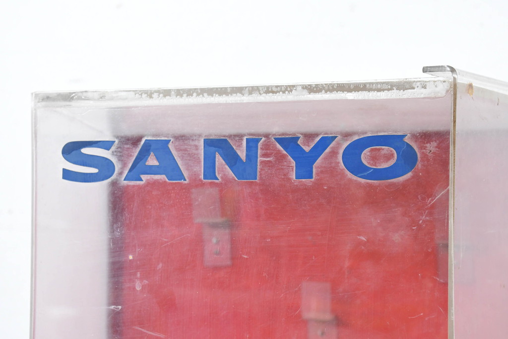 和製ビンテージ　激レア　希少!!　昭和レトロ　SANYOのロゴ入り　鉄脚×プラスチック　懐かしさとインダストリアルな雰囲気が絶妙にマッチした展示ディスプレイケース(ショーケース、コレクションケース、飾り棚、店舗什器)(R-083511)