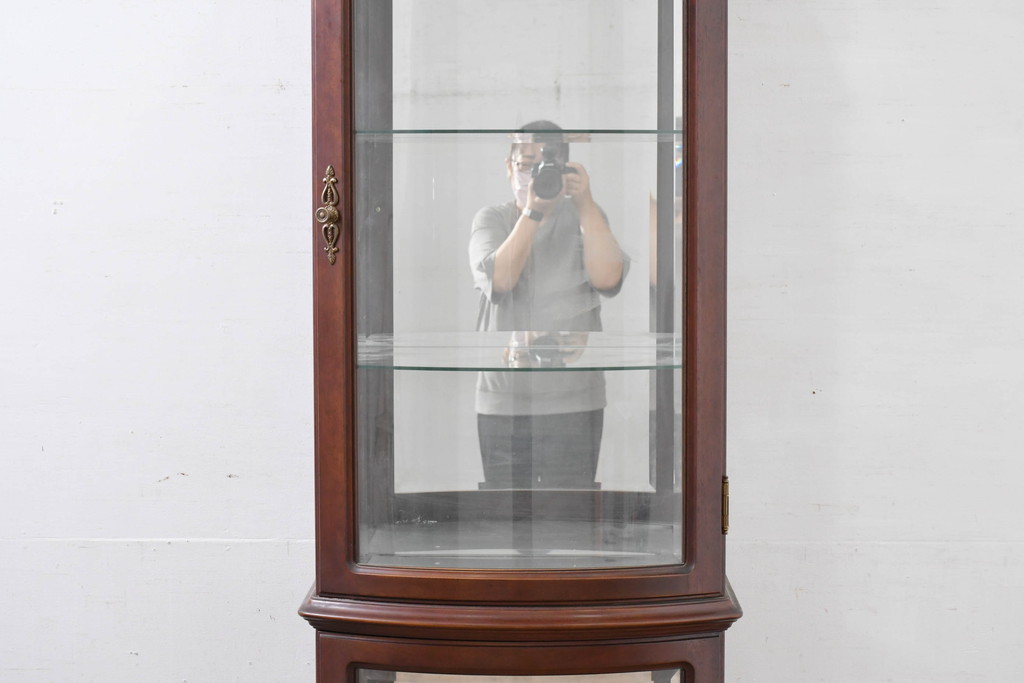 中古　美品　イタリア　ラ・カーサ(LA CASA)　モダンデザインでコレクションや雑貨を美しく魅せる曲げガラス入り縦型キャビネット(戸棚、ガラスケース、ショーケース、ディスプレイケース、飾り棚、陳列棚、店舗什器)(R-083504)