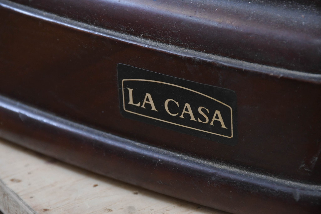 中古　美品　イタリア　ラ・カーサ(LA CASA)　モダンデザインでコレクションや雑貨を美しく魅せる曲げガラス入り縦型キャビネット(戸棚、ガラスケース、ショーケース、ディスプレイケース、飾り棚、陳列棚、店舗什器)(R-083504)