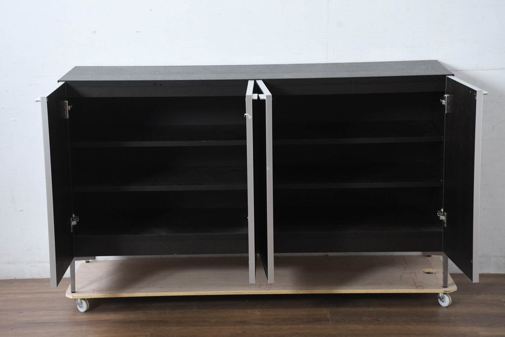 中古　美品!!　展示品　松永家具(MATSUNAGA )　人気シリーズ　ピアット(piatto)　スタイリッシュで洗練された雰囲気を演出するブラックカラーのローキャビネット(サイドボード、サイドキャビネット、収納棚、戸棚)(定価約17万円)(R-083395)