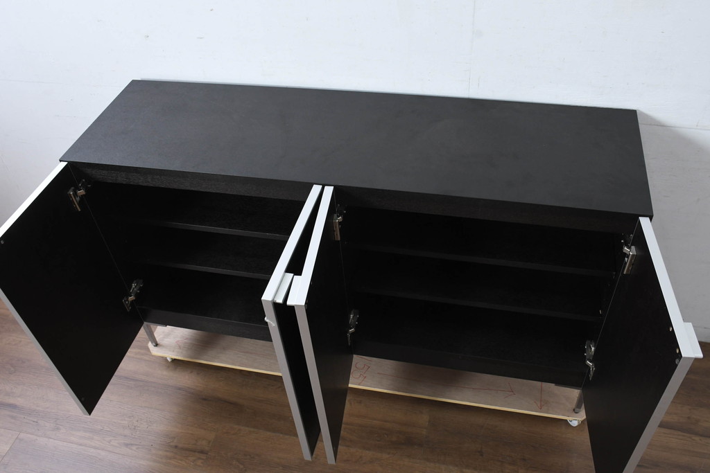 中古　美品!!　展示品　松永家具(MATSUNAGA )　人気シリーズ　ピアット(piatto)　スタイリッシュで洗練された雰囲気を演出するブラックカラーのローキャビネット(サイドボード、サイドキャビネット、収納棚、戸棚)(定価約17万円)(R-083395)
