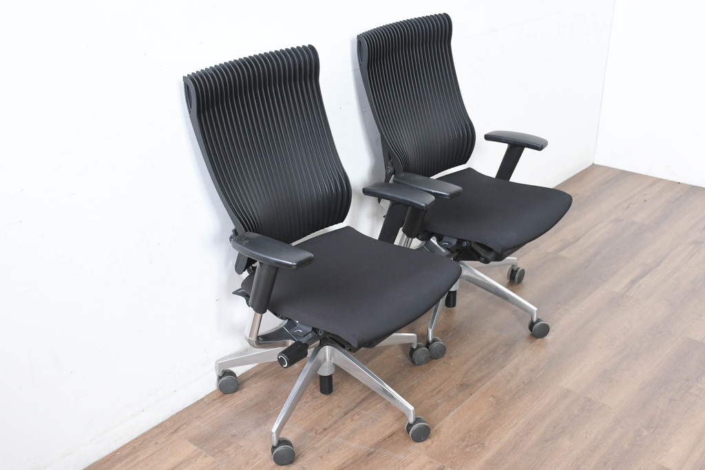 中古　超美品!!　展示品　イトーキ(ITOKI)　アルミミラー仕上げ　エラストマーバック　スピーナチェア(Spina)　高級感と快適性を兼ね備えたオフィスチェア2脚セット(アームチェア、デスクチェア、回転チェア、椅子、イス、バラ売り可能   )(定価2脚で約50万円)(R-083542)