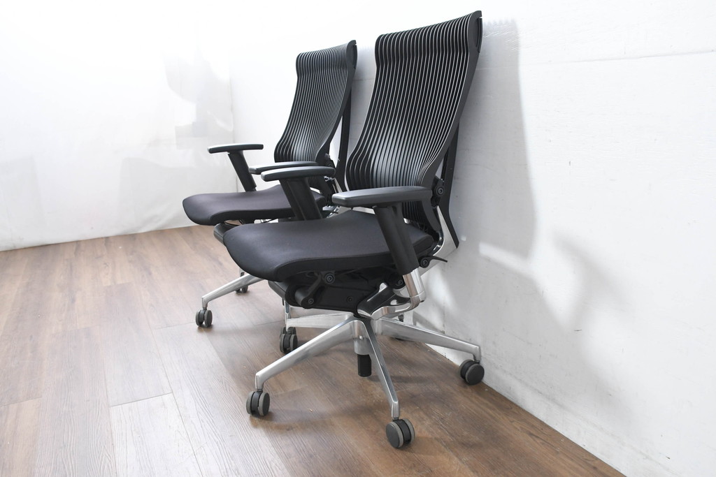 中古　超美品!!　展示品　イトーキ(ITOKI)　アルミミラー仕上げ　エラストマーバック　スピーナチェア(Spina)　高級感と快適性を兼ね備えたオフィスチェア2脚セット(アームチェア、デスクチェア、回転チェア、椅子、イス、バラ売り可能   )(定価2脚で約50万円)(R-083542)